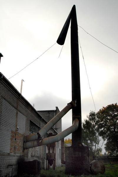 Vietoj prieš porą savaičių nulinkusio Svėdasų katilinės kamino, šiandien bus pastatytas naujas. Jono JUNEVIČIAUS nuotr.