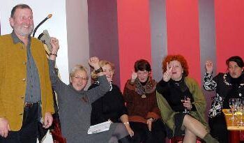 Seimo narys Jonas Šimėnas neabejojo, kad jis pateks į antrą turą, o jo štabo moterys rodė pergalės ženklus