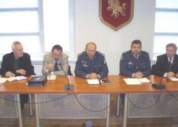 Utenos apskrities vyriausiojo policijos komisariato viršininko pavaduotojas Kęstutis Mikalauskas (viduryje) teigė, jog jeigu kuris nors policininkas pasakys pagalbos prašančiam žmogui, kad neturi benzino atvažiuoti, iš karto bus sprendžiamas tokio pareigū