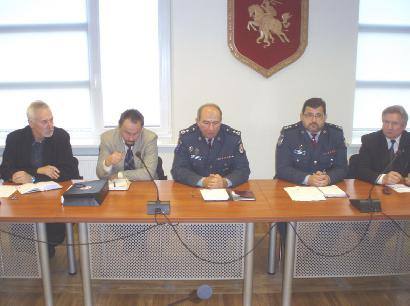 Utenos apskrities vyriausiojo policijos komisariato viršininko pavaduotojas Kęstutis Mikalauskas (viduryje) teigė, jog jeigu kuris nors policininkas pasakys pagalbos prašančiam žmogui, kad neturi benzino atvažiuoti, iš karto bus sprendžiamas tokio pareigū