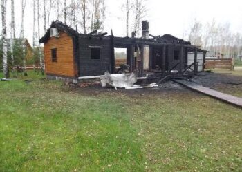 Dėl sudegintos sodybos Panevėžio rajono gyventojai patyrė 230 tūkst.Lt nuostolį. Kitos sodybos šeimininkas gaisro žalą įvertino 8 tūkst.Lt. Autoriaus nuotr.