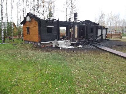 Dėl sudegintos sodybos Panevėžio rajono gyventojai patyrė 230 tūkst.Lt nuostolį. Kitos sodybos šeimininkas gaisro žalą įvertino 8 tūkst.Lt. Autoriaus nuotr.
