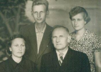 Baranauskų šeima 1960 metais, G. Baranausko pastebėjimu, kai „šeima jau tvirtai įsikūrė Anykščiuose“. Nuotraukoje užfiksuoti (apačioje iš kairės) Rozalija ir Jonas, (viršuje iš kairės) Gediminas ir Regina Baranauskai. R. Baranauskaitė dirbo teisėja ir adv