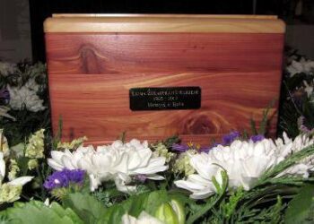 Laimos Žukauskaitės-Ruigienės palaikų urna pašarvota jos tėvo A. Vienuolio memorialiniame name-muziejuje. Tautvydo Kontrimavičiaus nuotrauka.