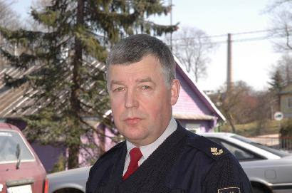Ugniagesių gelbėtojų pareigūnui Danieliui Vitoniui instrukcijos ne visada leidžia įeiti į privatų būstą. Jono JUNEVIČIAUS nuotr.