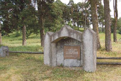Atkurti Anykščių senųjų žydų kapinių vartai.