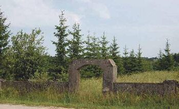 Senųjų žydų kapinių vartai ir mūrinė tvora Kavarske.