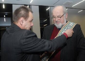 Anykščių rajono meras Sigutis Obelevičius rašytojui Algimantui Zurbai užrišo garbės juostą. Jono JUNEVIČIAUS nuotr.