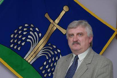 Kavarsko seniūnas Algirdas Gansiniauskas: „Dieve mano...Gerai, kad kelią vis dėlto nuvalė. O taip ant dūšios ir būtų žmogaus mirtis...“ Jono JUNEVIČIAUS nuotr.