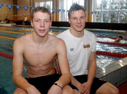 Šiandien rytiniame plaukime anykštėnas Lietuvos plaukimo meistras Dominykas Spudvilas pateko į 200 m. plaukimo laisvu stiliumi finalą ir vakare kovos dėl medalių. Jo draugas pirmaatskyrininkas Dalius Šiaučiūnas irgi siekia pergalių. Autoriaus nuotr.