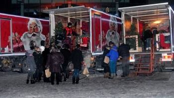 Trys Kalėdų karavano sunkvežimiai sustojo prie Kultūros centro. Autoriaus nuotr.