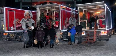 Trys Kalėdų karavano sunkvežimiai sustojo prie Kultūros centro. Autoriaus nuotr.