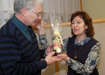 Profesionalų fotografą Alfredą Motiejūną apdovanoja Sveta Smertjeva. Autoriaus nuotr.
