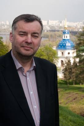 Leidyklos „Baltija-Druk“ vyriausiasis redaktorius V. Strolia ir jo naujausias leidinys, kurio viršelyje – įspūdingo dydžio Radvilų giminės genealoginis medis.