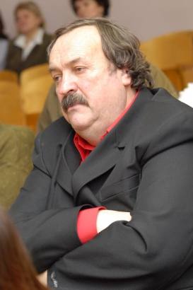 Anykščių muzikos mokyklos mokytojas Romaldas Gižinskas ruošiasi „ant kilimėlio“ .