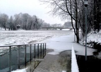 Pėsčiųjų takas neria po vandeniu. Autoriaus nuotr.