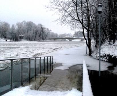 Pėsčiųjų takas neria po vandeniu. Autoriaus nuotr.
