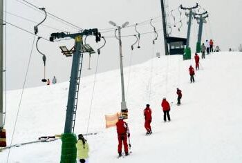 Vakar ant „kalitos“ kalno smagiai leido laiką per 100 „Elektrobalt“ – o darbuotojų ir klientų. Jono Junevičiaus nuotr.