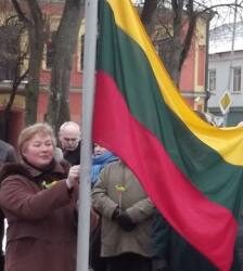 Tautinę vėliavą pakėlė Metų kultūros šviesulys - Ažuožerių bibliotekoje dirbanti Daiva Agafanovienė. Autorės nuotr.