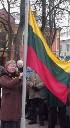 Tautinę vėliavą pakėlė Metų kultūros šviesulys - Ažuožerių bibliotekoje dirbanti Daiva Agafanovienė. Autorės nuotr.