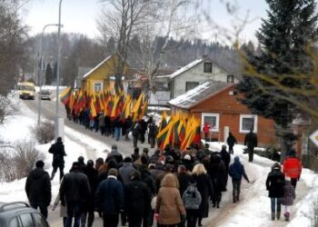 Per Kurklių miestelį ėjo 95 – ių vėliavnešių kolona. Autoriaus nuotr.