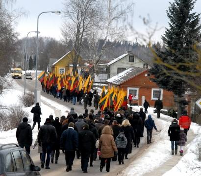 Per Kurklių miestelį ėjo 95 – ių vėliavnešių kolona. Autoriaus nuotr.