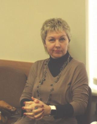 Raguvėlės pagrindinės mokyklos direktorės pavaduotoja Sonata Balienė, išėjusi vaiko auginimo atostogų, turi laiko ne tik vaiko priežiūrai, bet ir galimai šmeižikiškiems komentarams internetinėje erdvėje rašyti. Arvydo LINGAIČIO nuotr.