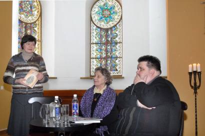 Knygą pristatė sudarytojai Reda Sopranaitė (stovi) ir Andrius Navickas. Taip pat dalyvavo disidentė Nijolė Sadūnaitė.