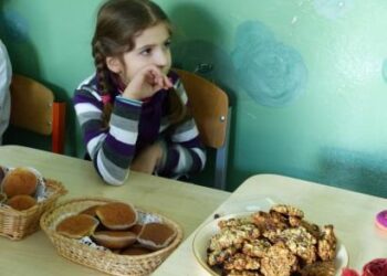 Mugėje moksleiviai patys prekiavo – patys ir pirko. Autorės nuotr.