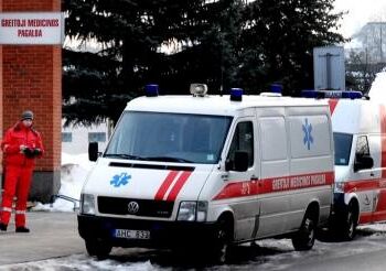 Anykščių greitoji medicinos pagalba pateko į nemalonią situaciją. Jono JUNEVIČIAUS nuotr.