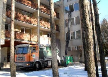 Buvusiuose poilsio namuose kol kas tik šiukšlų krūvos ir kamuoliai dulkių. Jono JUNEVIČIAUS NUOTR.