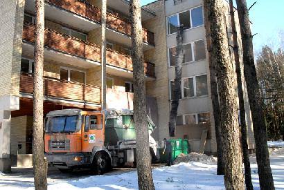 Buvusiuose poilsio namuose kol kas tik šiukšlų krūvos ir kamuoliai dulkių. Jono JUNEVIČIAUS NUOTR.