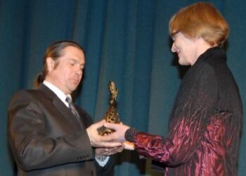 Lietuvos kultūros ministerijos Regionų kultūros skyriaus vedėja Irena Seliukaitė įteikė „Aukso paukštę“ Viešintų klojimo teatro režisieriui Vytautui Germanavičiui. Autoriaus nuotr.