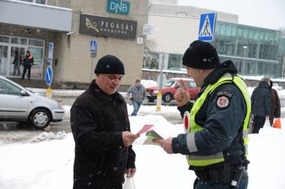Anykščių policijos komisariato pareigūnai su anykštėnais bendravo miesto gatvėse. Autoriaus nuotr.