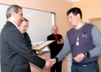 Nugalėtojui Domantui Mačioniui diplomą įteikia Anykščių technologijos mokyklos direktorius Ramūnas Zlatkus. Autoriuas nuotr.