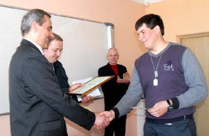 Nugalėtojui Domantui Mačioniui diplomą įteikia Anykščių technologijos mokyklos direktorius Ramūnas Zlatkus. Autoriuas nuotr.