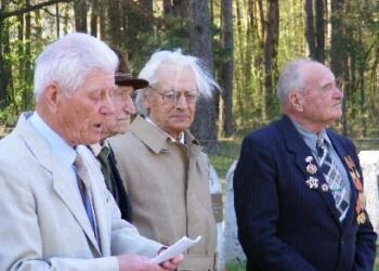 Anykščių rajono karo veteranų organizacijos pirmininkas Vincas Radušis (pirmas iš kairės) kalbėjo, kad jauniamsiam rajono veteranui 87 - eri, o vyriausiam - 102 metai.