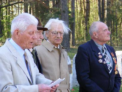 Anykščių rajono karo veteranų organizacijos pirmininkas Vincas Radušis (pirmas iš kairės) kalbėjo, kad jauniamsiam rajono veteranui 87 - eri, o vyriausiam - 102 metai.