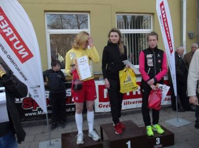 11 kilometrų bėgimo rungtyje moterų grupėje ant pjedestalo lipo dvi anykštėnės: Kotryna Vitkūnaitė (3 vieta) ir Rasa Stankevičienė (1 vieta). Nuotraukos autoriaus.