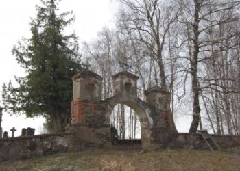 Nors ir aptrupėję, be šventųjų skulptūrėlių nišose, bet įspūdingai atrodantys Kunigiškių kapinių vartai.