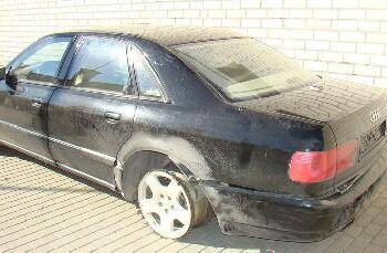 Nusikalteliai nestojo ir prašovus automobilio padangą. Anykščių policijos komisariato nuotrauka.