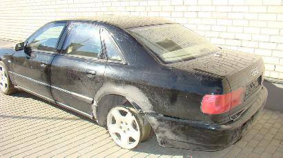 Nusikalteliai nestojo ir prašovus automobilio padangą. Anykščių policijos komisariato nuotrauka.