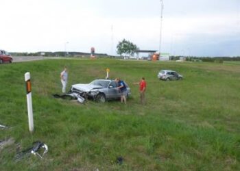 Šeštadienį Svėdasų sankryžoje neprasilenkę automobiliai nuskriejo nuo kelio. Austėjos ŠMIGELSKAITĖS nuotr.