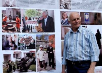 „Anykštos“ žurnalistas Jonas Junevičius prie savo nuotraukų. Kiekvienam autoriui buvo skirta 1 x 1,5 m ploto.
