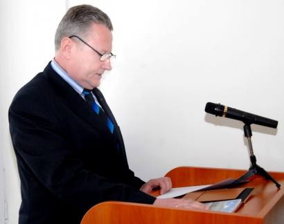 Rajono tarybos narys Alfrydas Savickas netveria juoku, kaip atitaisytas potvynio suniokotas kairysis takas. Jono JUNEVIČIAUS nuotr.