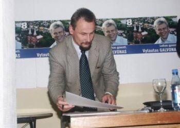 Meras gamtininkas Sigutis Obelevičius neapsiriboja Traupio botanikos daržu ir savo augalų pasiūlo kitiems daržams. Jono JUNEVIČIAUS nuotr.