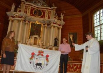 Atkurtą garsiosios Giedraičių giminės vėliavą pašventino Svėdasų Šv. Arkangelo Mykolo parapijos klebonas kun. Vydas Juškėnas