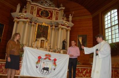 Atkurtą garsiosios Giedraičių giminės vėliavą pašventino Svėdasų Šv. Arkangelo Mykolo parapijos klebonas kun. Vydas Juškėnas