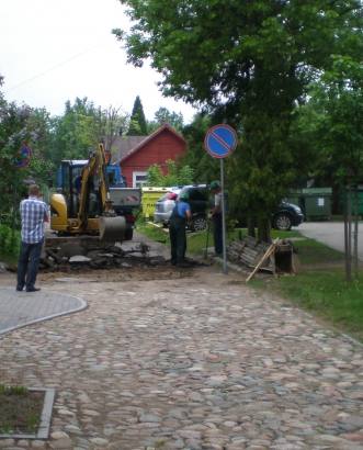 Sinagogos gatvėje verda darbas.