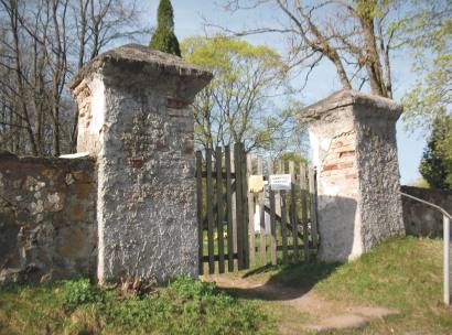 Senąsias Skiemonių kapines juosia masyvi akmens tvora.